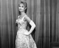 Brigitte Bardot la întâlnirea cu Regina Elisabeta a II-a la Royal Film Performance de la Empire Theatre, în Leicester Square, Londra, 1956. FOTO: Getty Images
