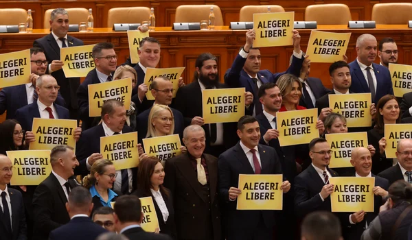 Prima ședință a Camerei Deputaților în noua componență după alegerile parlamentare, la Palatul Parlamentului din București. FOTO Inquam Photos / George Călin