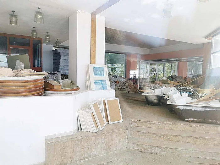 Scaunele, tablourile şi frigiderele au fost făcute morman