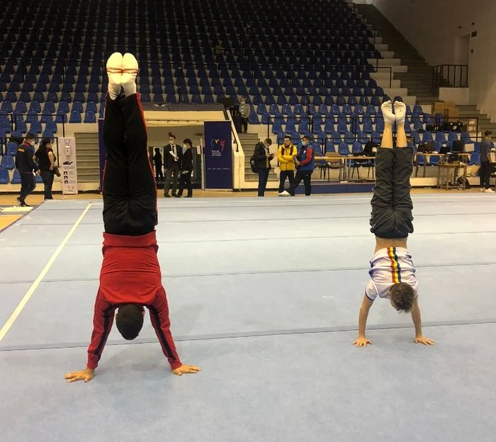 ”Stând pe mâini” în familie cu Marian și Richard Drăgulescu