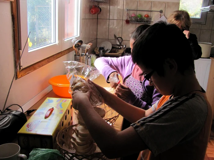 Micutii servesc masa la Casuta cu Pitici