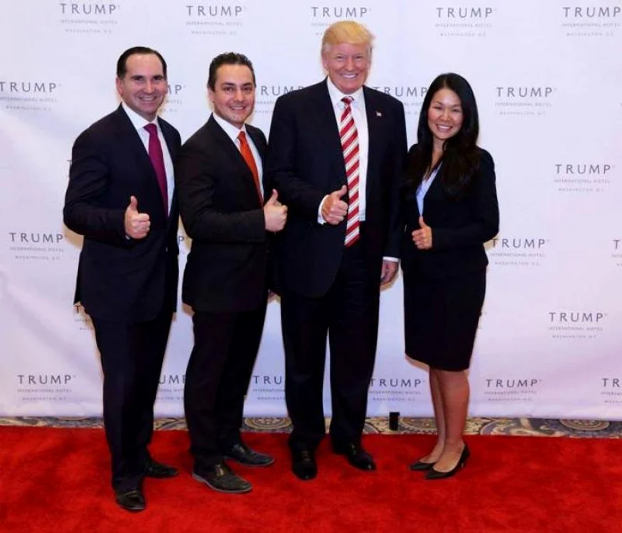 Gabriel Constantin (al doilea din stânga) alături de Donald Trump FOTO: magnanews.ro