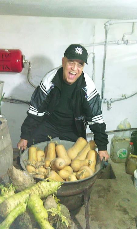 Benone  a strâns  un coș de  dovlecei,  din grădină