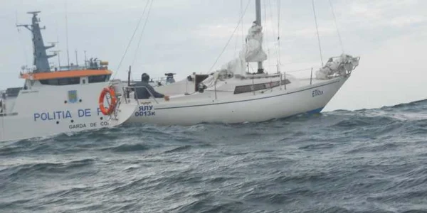 Misiunea de salvare a unui velier în derivă pe Marea Neagră - Grad de Coastă Constanţa Foto Garda de Coastă