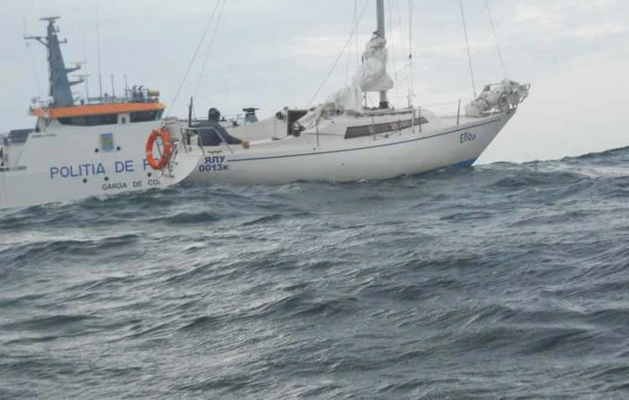 Misiunea de salvare a unui velier în derivă pe Marea Neagră FOTO Garda de Coastă