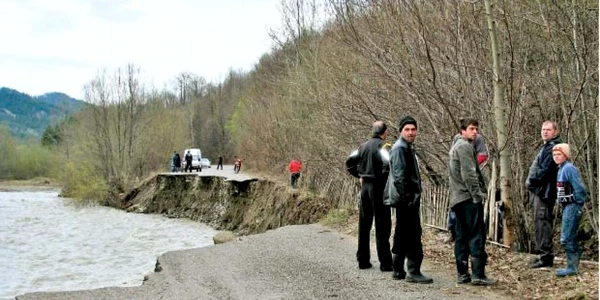 Apele râului Zăbala au erodat carosabilul Drumului Judeţean 205D