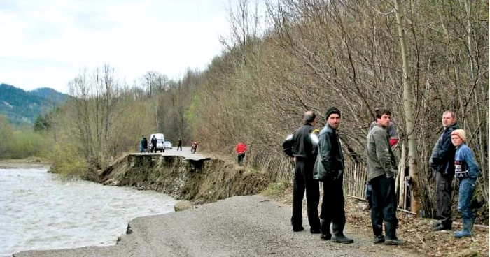 Apele râului Zăbala au erodat carosabilul Drumului  Judeţean 205D