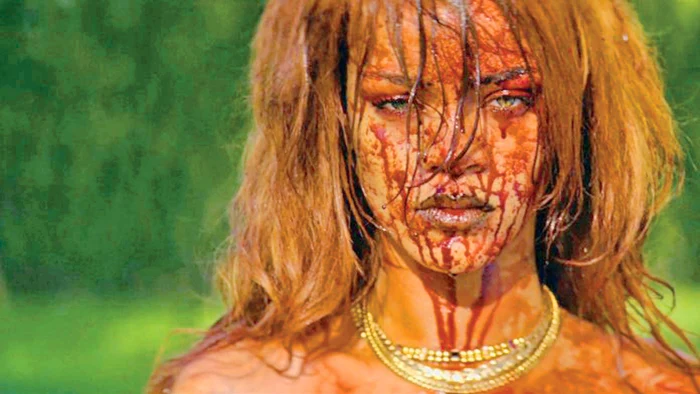 Rihanna s-a mânjit cu sânge de  porc, achiziţionat de la o măcelărie,  pentru a fi cât mai reală scena