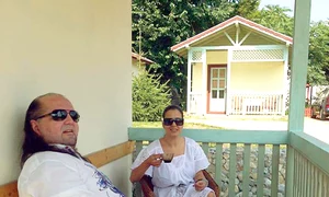 2013  Solistul s a luptat  vreme de doi ani  cu o boală care  îl adusese în  pragul depresiei  În  acelaşi an, Nouria  Nouri a băgat divorţ jpeg
