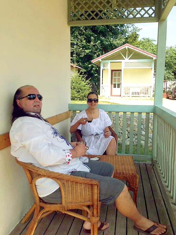 2013. Solistul s-a luptat  vreme de doi ani  cu o boală care  îl adusese în  pragul depresiei. În  acelaşi an, Nouria  Nouri a băgat divorţ