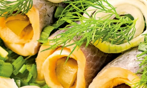 rulouti de hering cu castraveti murati jpg