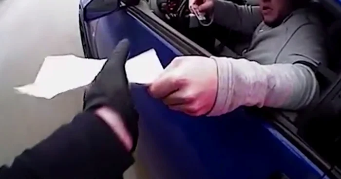 
    Polițistul i-a cerut actele șoferuluifoto: captură video  