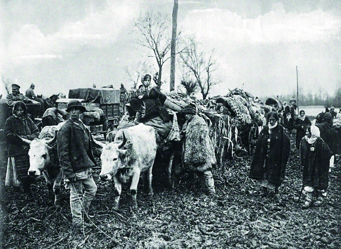 Coloană de refugiați români, prinsă din urmă de înaintarea trupelor germane, în toamna lui 1916