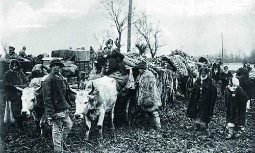 Coloană de refugiați români, prinsă din urmă de înaintarea trupelor germane, în toamna lui 1916