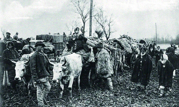 Coloană de refugiați români, prinsă din urmă de înaintarea trupelor germane, în toamna lui 1916