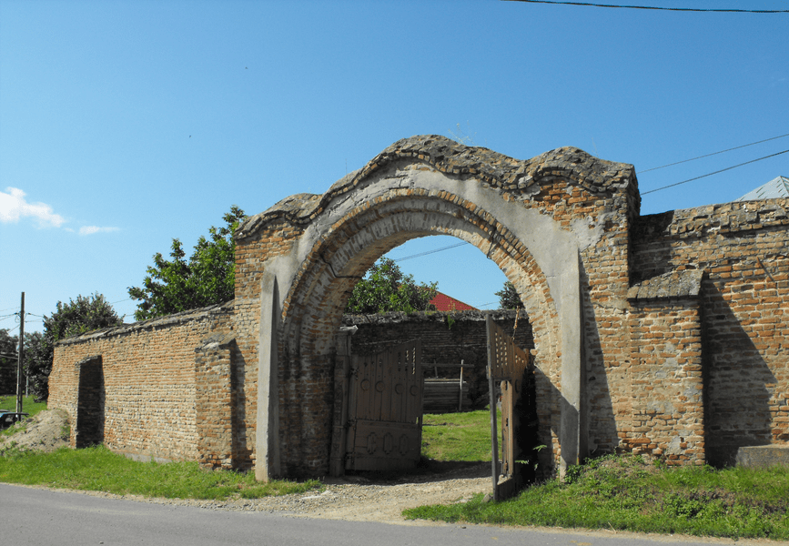 Biserica din sudul Moldovei cu ziduri de incintă pentru apărare împotriva invadatorilor 