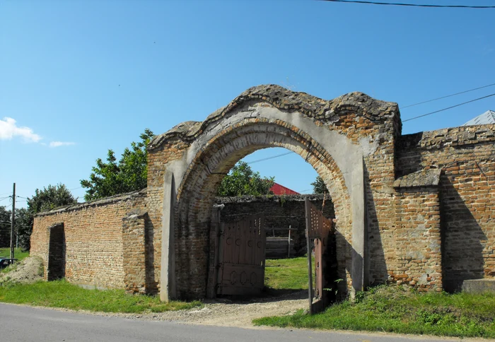 Zidul de incintă se păstrează întreg FOTO: C.Mazilu 