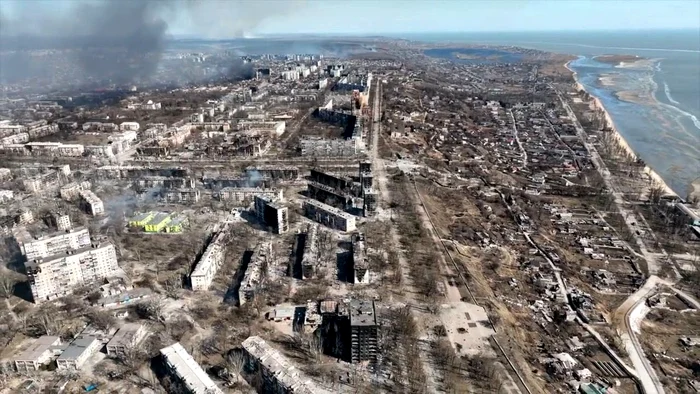 După o lună de bombardamente, frumosul oraș Mariupol a devenit o ruină (foto: Profimedia)