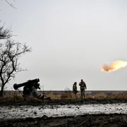 Un soldat ucrainean lansează un sistem portabil antitanc Javelin FOTO AFP