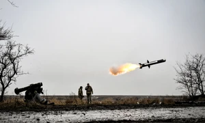 Un soldat ucrainean lansează un sistem portabil antitanc Javelin FOTO AFP