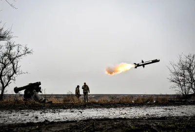 Un soldat ucrainean lansează un sistem portabil antitanc Javelin FOTO AFP