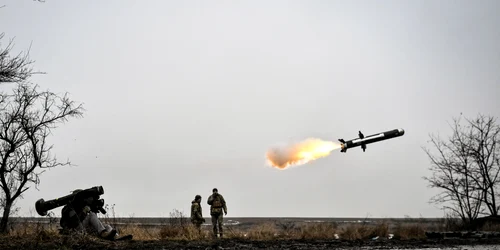 Un soldat ucrainean lansează un sistem portabil antitanc Javelin FOTO AFP