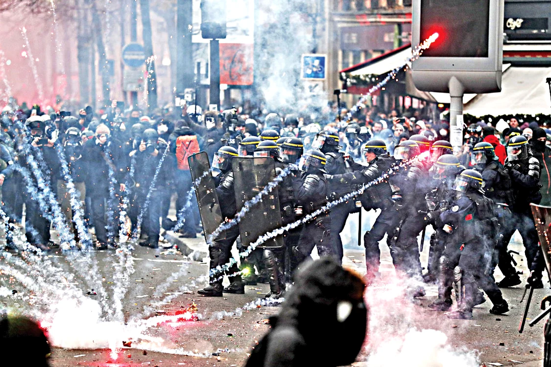
    Au avut loc ciocniri între  poliție și protestatari în  mai multe orașe din țară  
