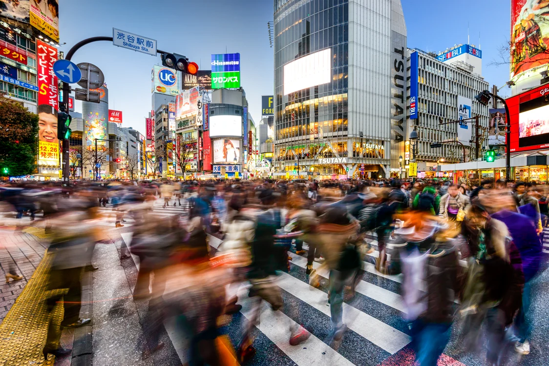 Emblematica intersecție Shibuya din Tokyo Foto Shutterstock