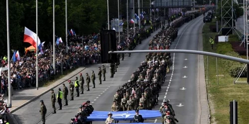 Militarii din armata poloneză participă la parada militară "Strong in Alliance" din Varşovia Polonia. FOTO EPA-EFE