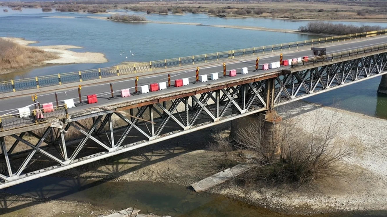 Bucăți din aleea pietonală s-au deprins pe 25 metri, podul fiind închis FOTO: DRDP Craiova
