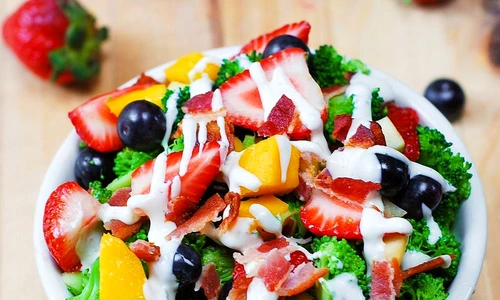 Salata de broccoli cu capsuni si bacon jpeg