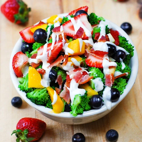 Salata de broccoli cu capsuni si bacon jpeg