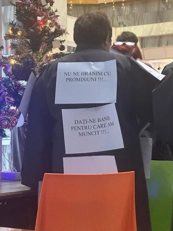 Grefierii cer plata drepturilor salariale obținute prin decizii judecătorești FOTO Biatrice Martiș