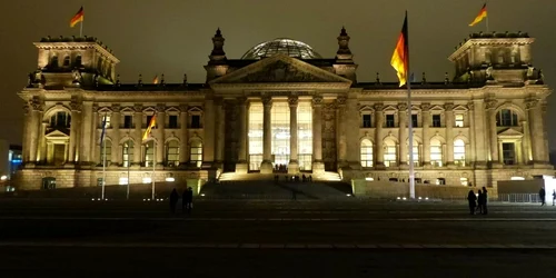 Doi turiști chinezi, arestați pentru că au făcut salutul nazist în fața Reichstag ului jpeg