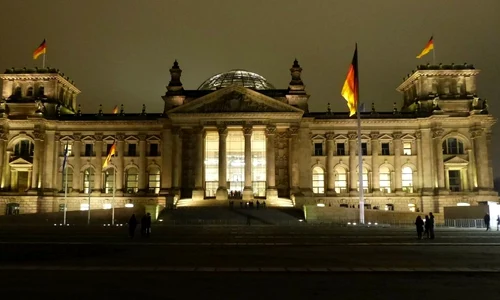 Doi turiști chinezi, arestați pentru că au făcut salutul nazist în fața Reichstag ului jpeg