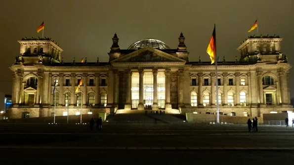 Doi turiști chinezi, arestați pentru că au făcut salutul nazist în fața Reichstag ului jpeg