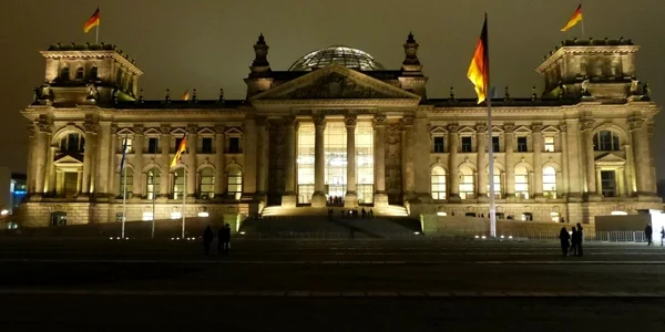 Doi turiști chinezi, arestați pentru că au făcut salutul nazist în fața Reichstag ului jpeg