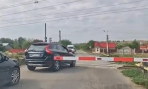 soferi care trec pe langa bariera de la cafea ferata - Bacau / captura video