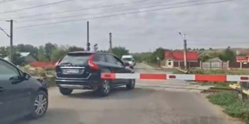 soferi care trec pe langa bariera de la cafea ferata - Bacau / captura video