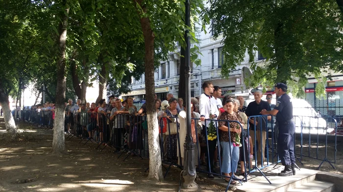 Cei veniţi la biserica unde a fost depus trupul lui Vadim au stat la coadă timp de câteva zeci de minute până au putut intra înăuntru