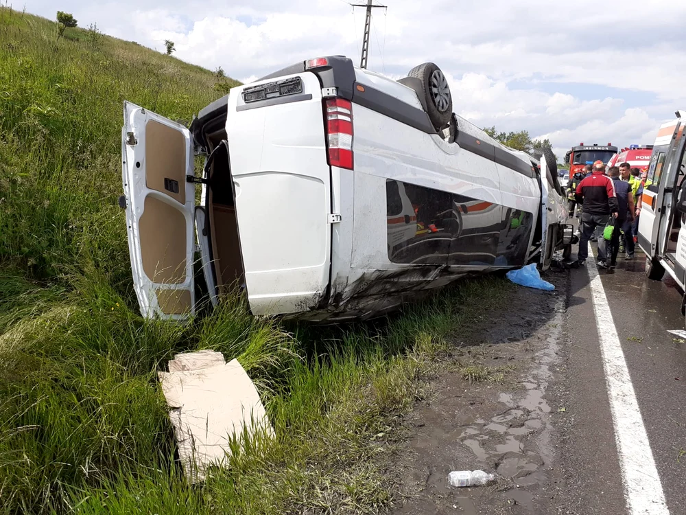 
    Microbuz răsturnat în județul ClujFoto: actualdecluj.ro  