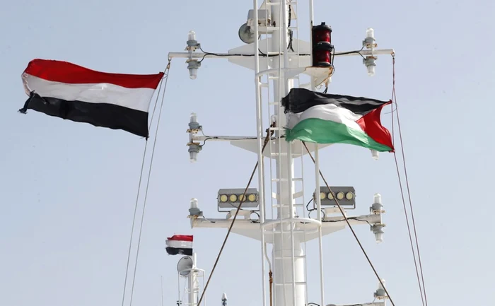Steaguri palestiniene și yemenite pe cargoul Galaxy Leader, capturat de houthi FOTO EPA-EFE