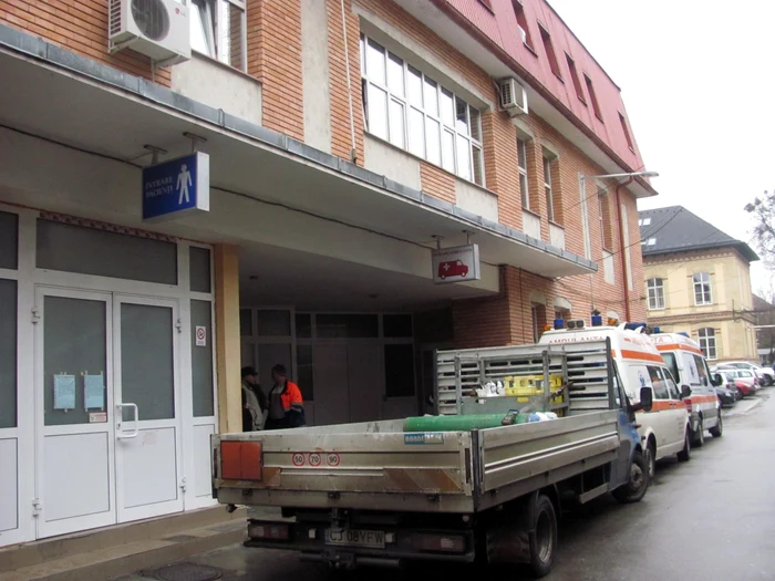 Ambulanţe în faţa Spitalului Clinic de Urgenţă Cluj  FOTO: Florina Pop