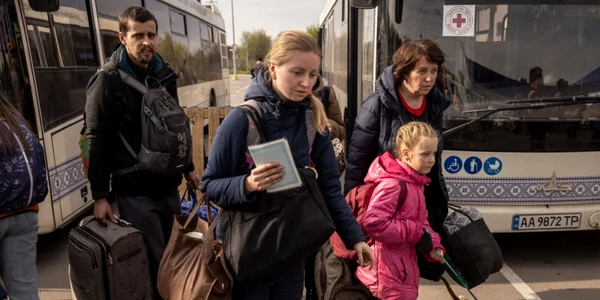 Ucrainieni refugiati la un punct de evacuare din Zaporizhzhia Ucraina pentru persoanele care fug de la uzina Azovstal din Mariupol Melitopol şi orasele din jur aflate sub control rusesc 03 mai 2022 FOTO Getty images