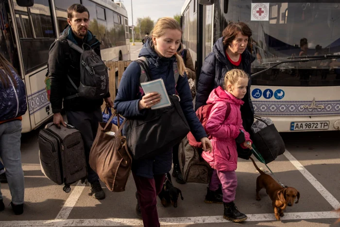 Ucrainieni refugiati la un punct de evacuare din Zaporizhzhia Ucraina pentru persoanele care fug de la uzina Azovstal din Mariupol Melitopol şi orasele din jur aflate sub control rusesc 03 mai 2022 FOTO Getty images