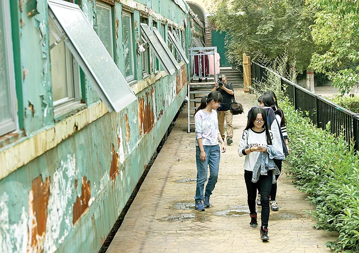 Elevii au parte de un confort sporit în interiorul garniturilor vechi de 50 de ani