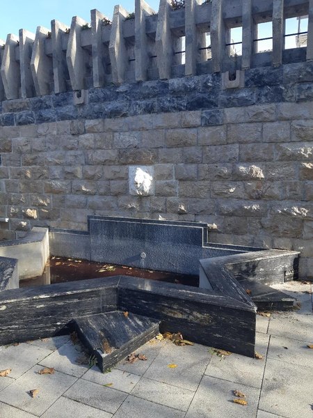 „Templul Calfei”, ansamblul statuar aflat în parcul unui oraș din Vestul României. Ce reprezintă „tabla de șah”