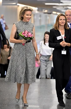 Regina Mathilde a Belgiei, într-un total look Carolina Herrera. FOTO: Profimedia