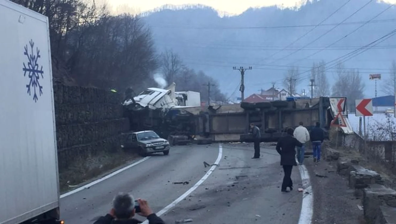 
    TIR-urile s-au răsturnat pe șosea (foto: voceavalcii.ro)  