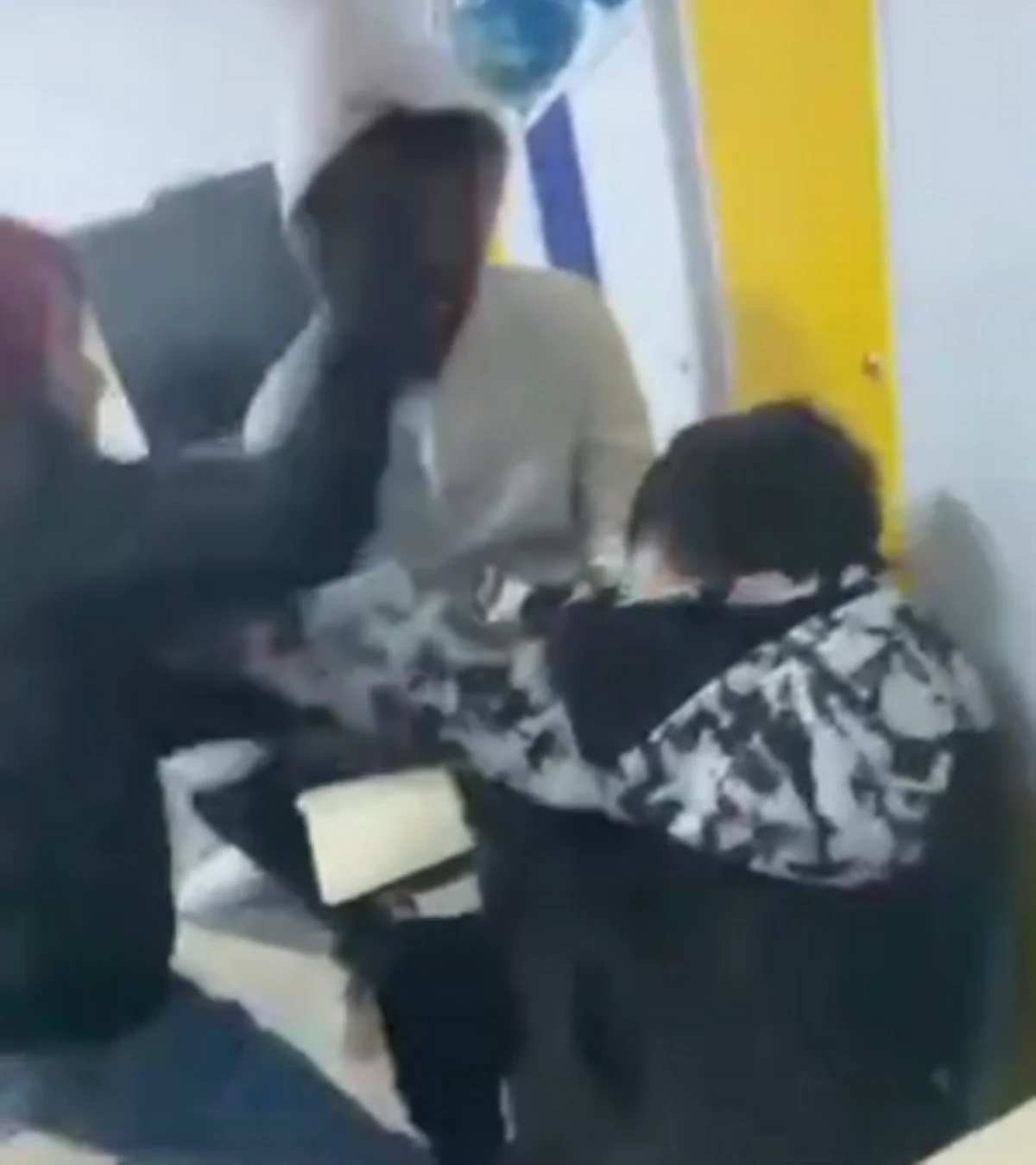 Bătaie într-o şcoală din Dâmboviţa. Elev de clasa a VI-a, lovit cu pumnii de câţiva colegi mai mari chiar în sala de clasă